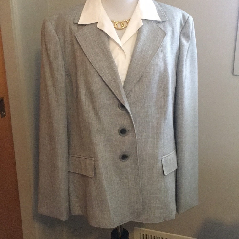 Le Suit Gray/White Women’s Suit